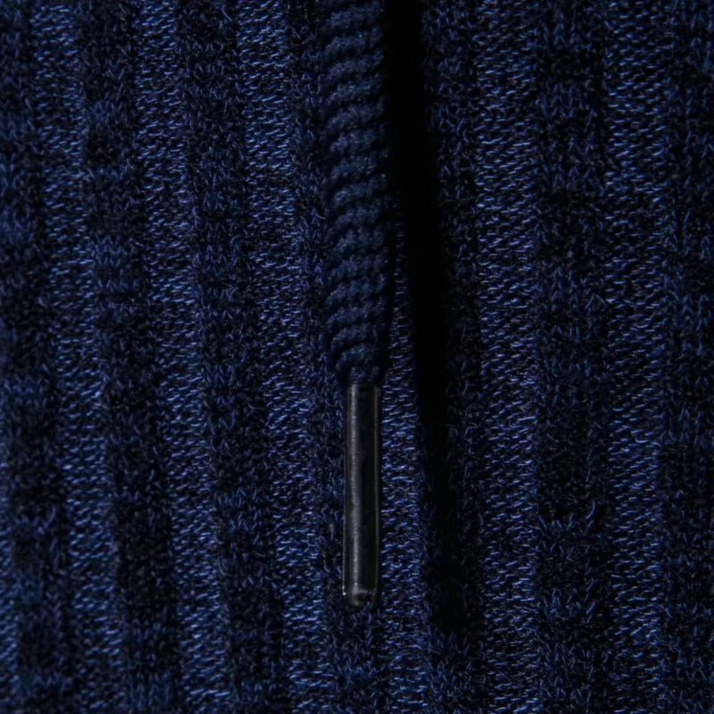 Dunkelblauer Strickpullover mit Reißverschluss, Texturdetail, Herrenmode, Winterkleidung.