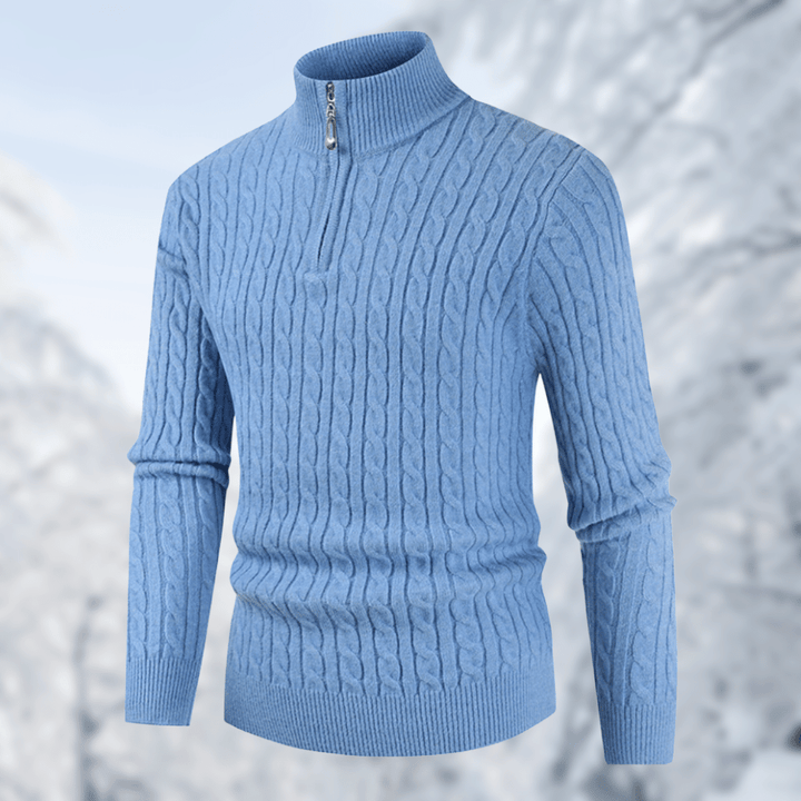 Hellblauer Herrenpullover mit Zopfmuster, Reißverschluss, aus Wolle, Wintermode.