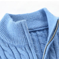 Blauer Strickpullover mit Reißverschluss, Zopfmuster, weiche Baumwolle, modisch, bequem.