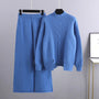 Blauer Strickpullover und Hose Set, Damenmode, gemütlich, Winterkleidung, elegantes Design.