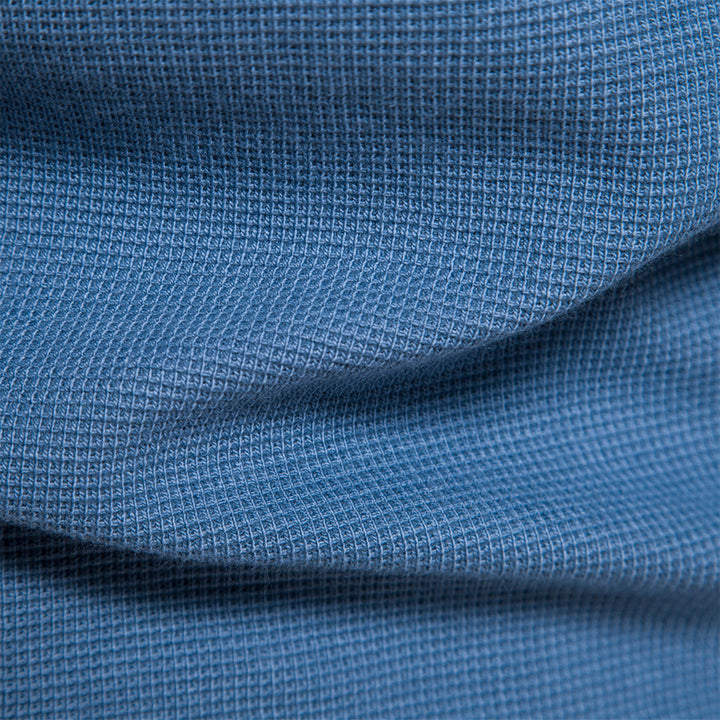 Blauer Stoff mit Waffelstruktur, Nahaufnahme, Textilmaterial, Textur, Detailansicht, Mode.