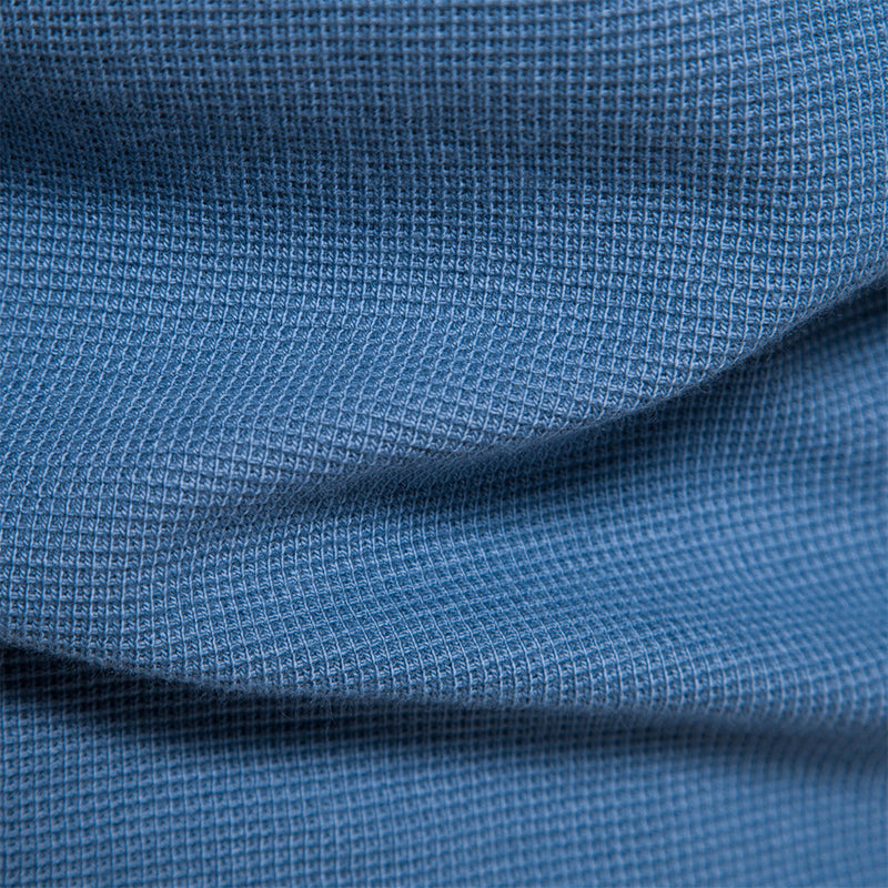 Blauer Stoff mit Waffelstruktur, Nahaufnahme, Textilmaterial, Textur, Detailansicht, Mode.