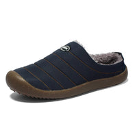 Dunkelblauer Herren-Hausschuh mit brauner Sohle und Fleecefutter, bequem und warm.