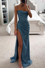 Frau in blauem, glitzerndem Abendkleid mit hohem Schlitz, elegantes Design, Schlafzimmer-Hintergrund.