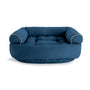 Blaues Hundebett aus Stoff mit erhöhten Seiten, bequemes Design, ideal für mittelgroße Hunde.