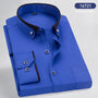 Blaues Business-Hemd, langärmelig, Knopfleiste, Kontrastkragen, Herrenmode, elegant.
