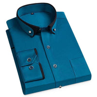 Blaues Herrenhemd, langärmelig, Knopfleiste, Kontrastkragen, elegantes Design.