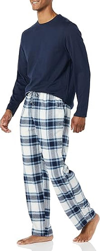 Mann in blauem Langarmshirt und karierten Pyjamahosen, gemütliche Nachtwäsche, Baumwolle.