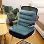 Bürostuhl mit blauem, gepolstertem Sitzkissen, ergonomisch, modernes Design, Holzfußboden.