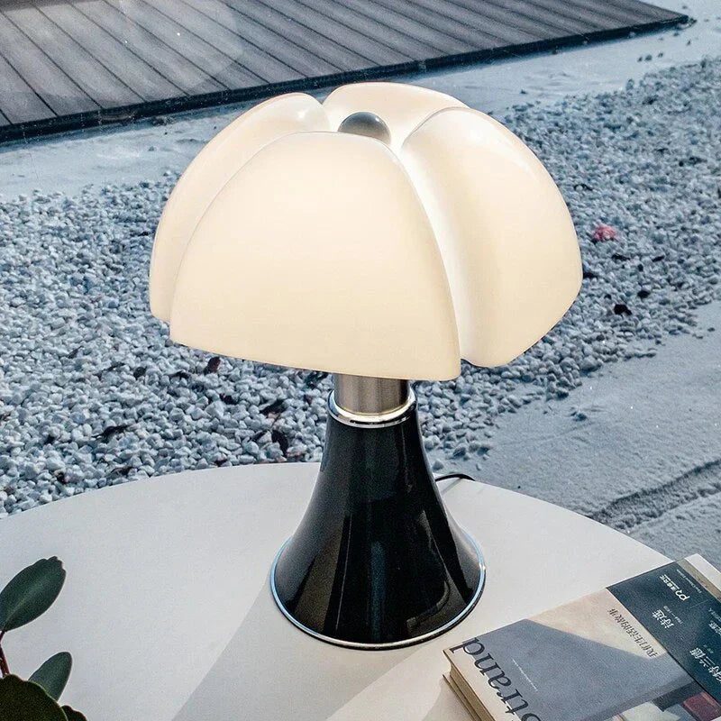 Moderne weiße Designer-Tischlampe auf schwarzem Sockel, ideal für Schlafzimmer oder Büro.