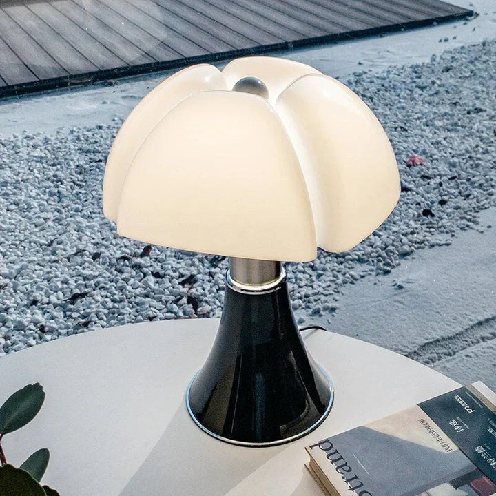 Moderne weiße Designer-Tischlampe auf schwarzem Sockel, ideal für Schlafzimmer oder Büro.