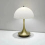 Goldene Tischlampe mit weißem Schirm, modernes Design, ideal für Wohnzimmerbeleuchtung.