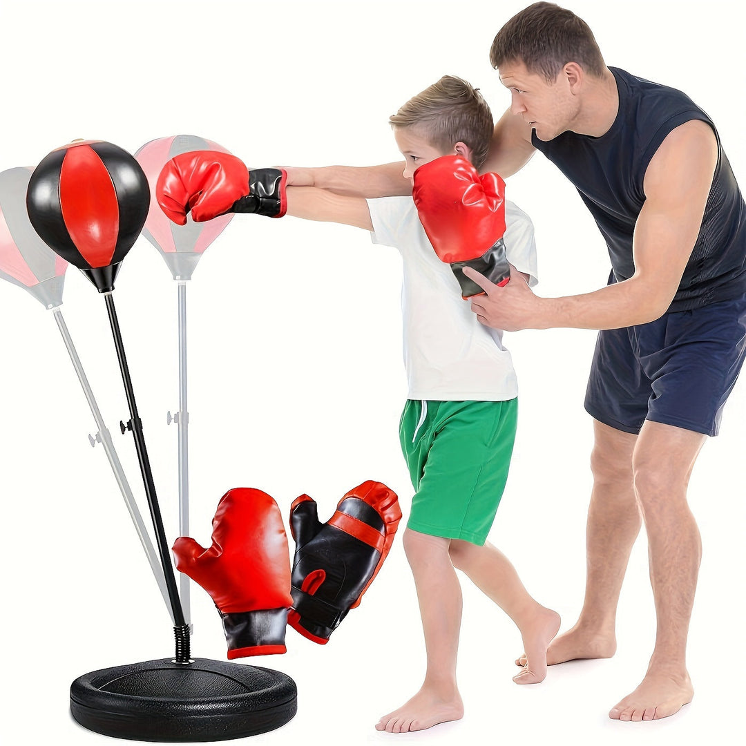 Junge trainiert mit Boxsack-Set, roter Boxball, schwarze Basis, rote Boxhandschuhe, Heimtraining.