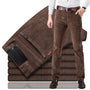 Braune Cordhose für Herren, elegant, gestapelt, mit Gürtel, ideal für Herbstmode.