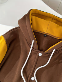 Braune und gelbe Kapuzenjacke mit weißen Kordeln, Größe S, aus Baumwolle, modisch und bequem.