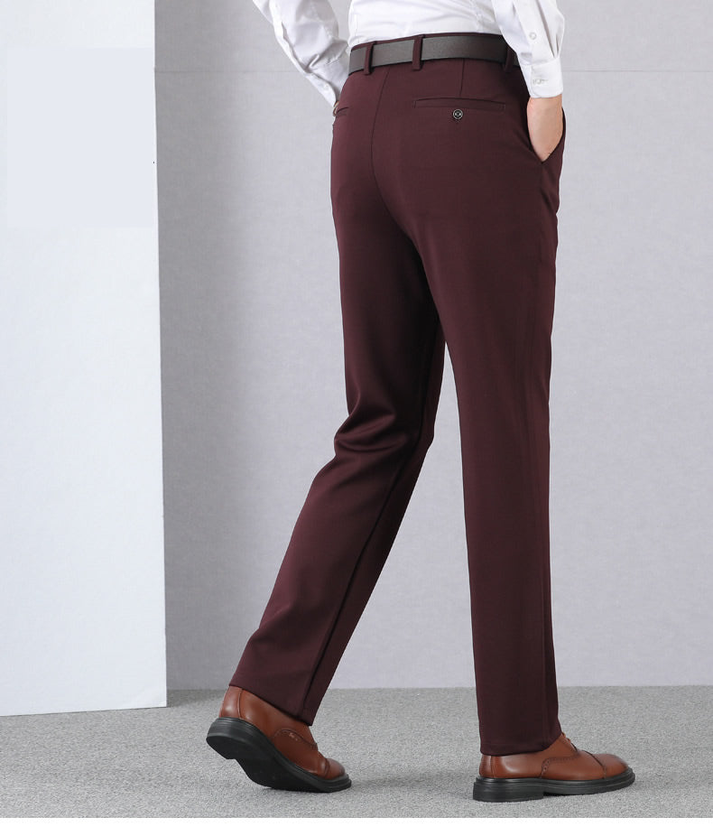 Mann in brauner Anzughose und Lederschuhen, Rückansicht, Businessmode, Herrenbekleidung.