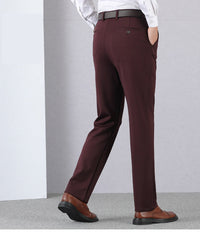 Mann in brauner Anzughose und Lederschuhen, Rückansicht, Businessmode, Herrenbekleidung.