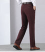 Mann in brauner Anzughose und Lederschuhen, Rückansicht, Businessmode, Herrenbekleidung.
