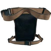 Braune Hundetragetasche aus Nylon mit verstellbaren Gurten, ideal für Outdoor-Aktivitäten.
