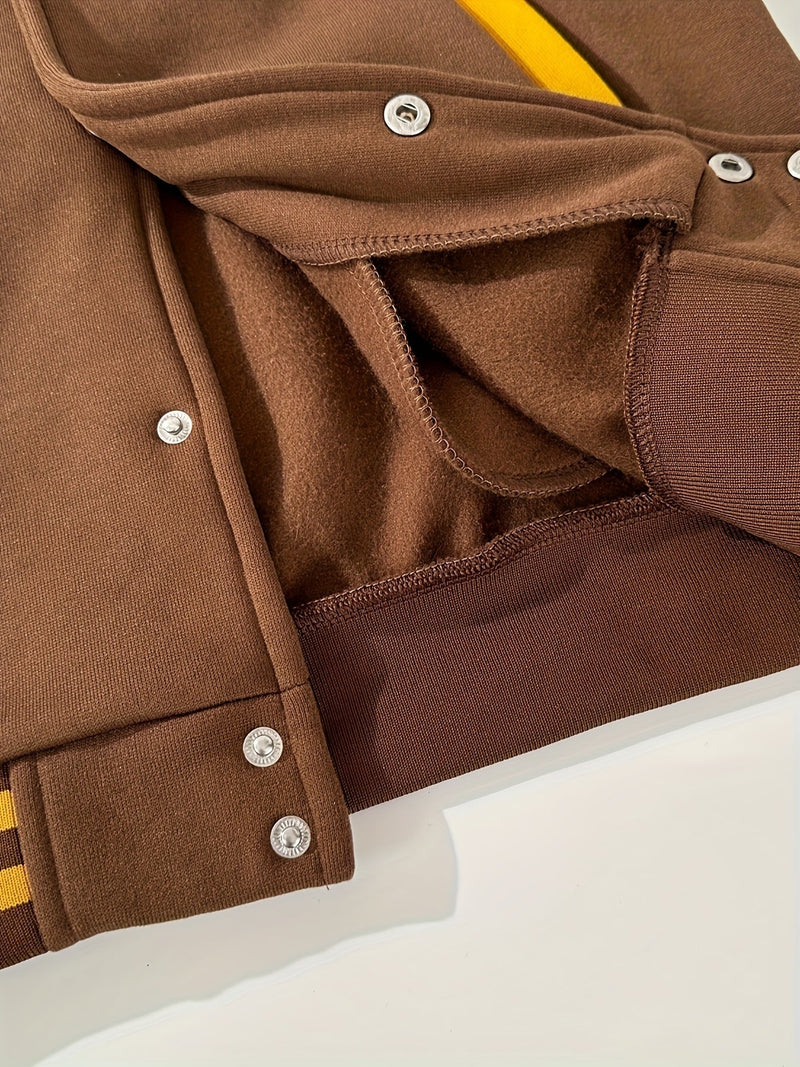 Braune Collegejacke mit gelbem Streifen, Druckknöpfen und Fleece-Innenfutter.