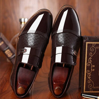 Herren-Lederschuhe, braun, glänzend, formell, mit Schnalle, elegantes Design, Holzhintergrund.
