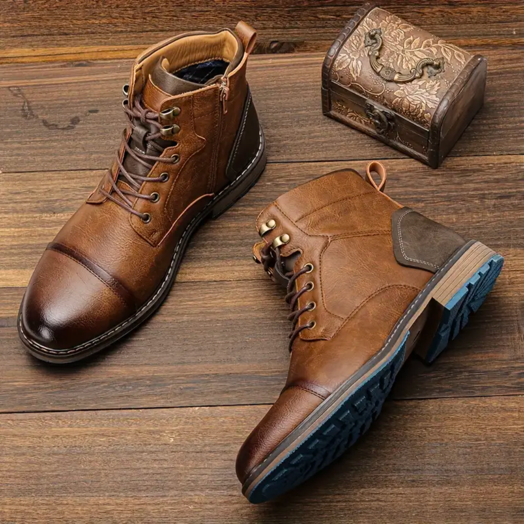 Braune Herren-Lederstiefel mit blauer Sohle auf Holzboden, modisch und robust.