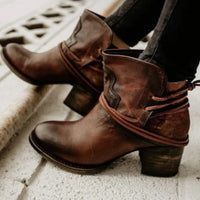 Braune Lederstiefeletten mit Absatz, Vintage-Design, Damenmode, Herbstschuhe.