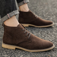 Braune Herren-Winterstiefel aus Wildleder, britischer Stil, Schnürung, lässig, auf Asphalt.