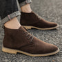 Braune Herren-Winterstiefel aus Wildleder, britischer Stil, Schnürung, lässig, auf Asphalt.