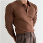 Braunes, geripptes Herren-Poloshirt aus Baumwolle, langärmelig, modisch, elegant.