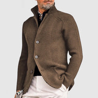 Brauner Herrenstrickblazer, dreiknöpfig, elegantes Design, ideal für Herbstmode.