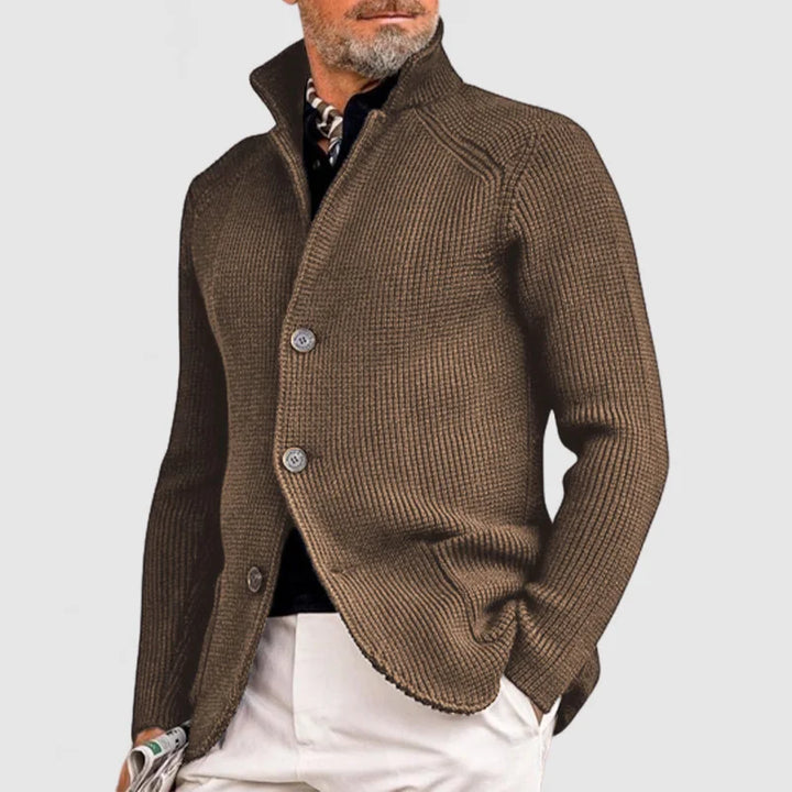 Brauner Herrenstrickblazer, dreiknöpfig, elegantes Design, ideal für Herbstmode.