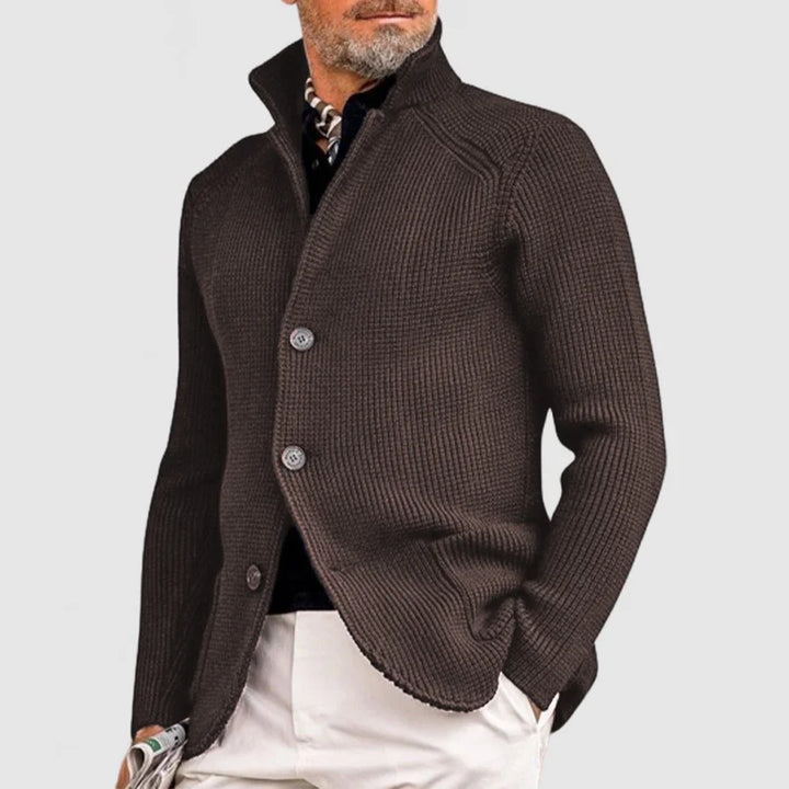 Brauner Herren-Strickblazer, elegantes Design, Knopfverschluss, ideal für Herbstmode.