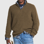 Brauner Herrenpullover mit Reißverschluss, gerippt, über kariertem Hemd, lässiger Stil.