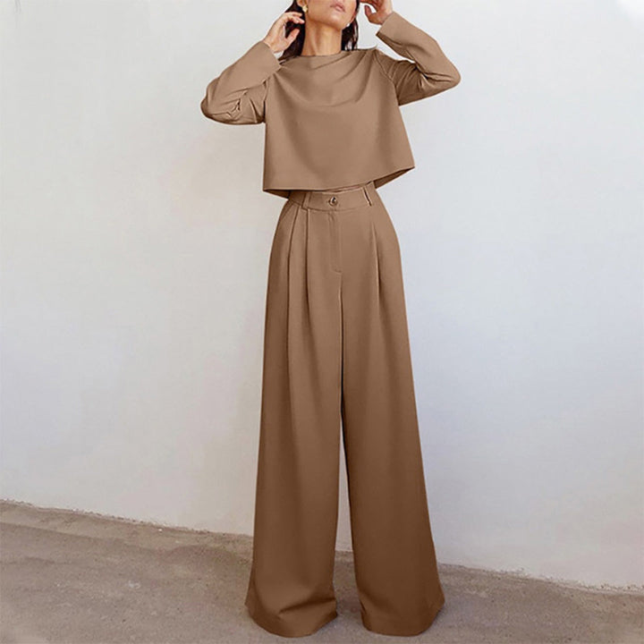 Frau in braunem, elegantem Hosenanzug, weites Bein, modisch, minimalistischer Stil.