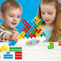 Zwei Kinder spielen mit buntem Balancespielzeug, Tetris-Design, Lernspielzeug, Kunststoff.