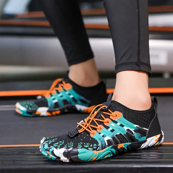 Bunte Sportschuhe mit orangefarbenen Schnürsenkeln auf Laufband, ideal für Fitness und Laufen.