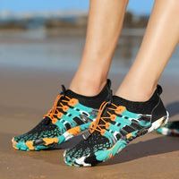 Bunte Wasserschuhe Damen, rutschfest, atmungsaktiv, ideal für Strand und Wassersport.