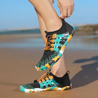 Bunte Wasserschuhe am Strand, rutschfest, atmungsaktiv, ideal für Outdoor-Aktivitäten.
