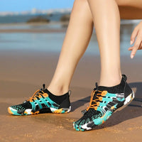 Bunte Wasserschuhe Damen, rutschfest, atmungsaktiv, ideal für Strand und Wassersport.