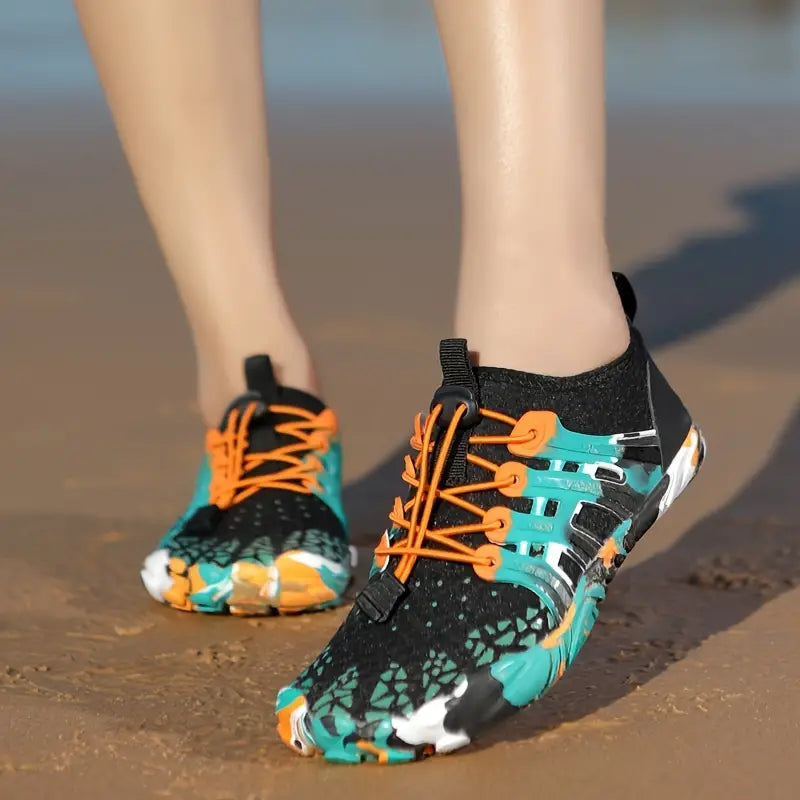 Bunte Wasserschuhe mit orangefarbenen Schnürsenkeln, ideal für Strandaktivitäten.