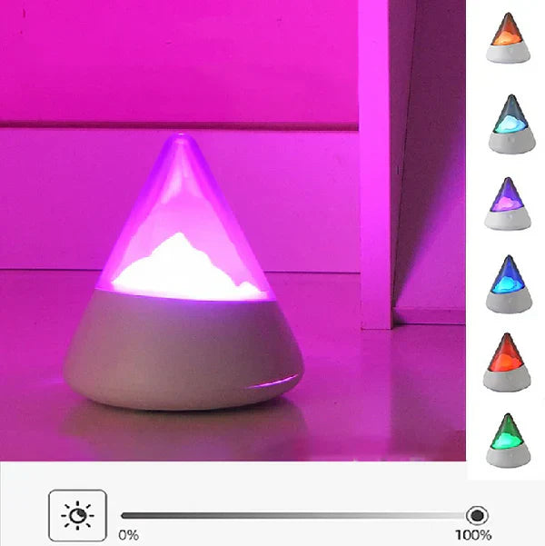 LED-Lampe in Kegelform, Farbwechsel, weißer Sockel, stimmungsvolle Beleuchtung, modern.
