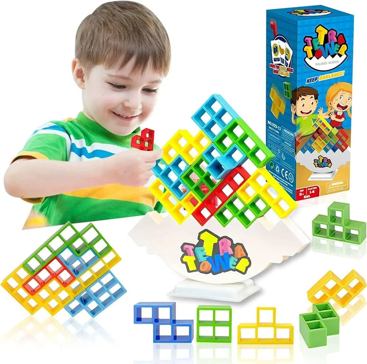 Junge spielt mit buntem Tetris-Spielzeug, pädagogisches Lernspiel, Kunststoff, Kinder.