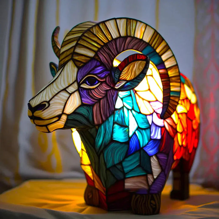 Bunte Tiffany-Lampe in Widderform, Glas, handgefertigt, dekorative Beleuchtung, Wohnzimmer.