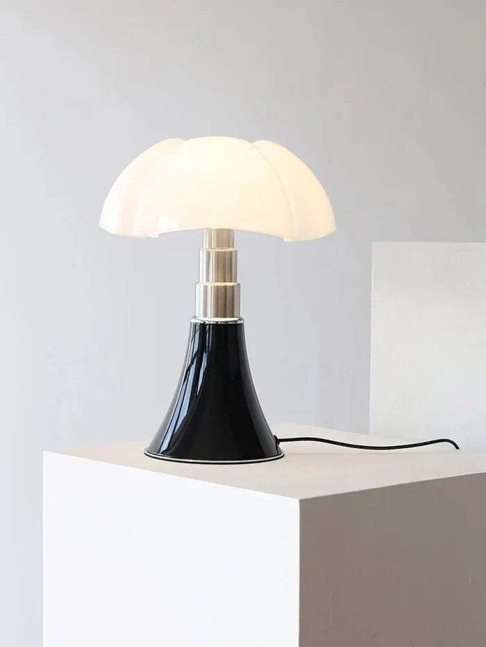 Moderne schwarze Tischlampe mit weißem Schirm, ideal für Schlafzimmer oder Büro.
