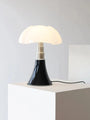 Moderne schwarze Tischlampe mit weißem Schirm, ideal für Schlafzimmer oder Büro.
