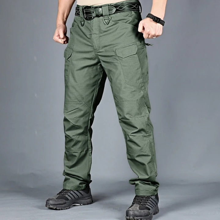 Grüne taktische Hose für Herren, robustes Material, Outdoor-Aktivitäten, mit Seitentaschen.
