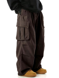 Braune Baggy-Cargohose mit großen Taschen, lässiger Stil, Herrenmode, Streetwear-Trend.