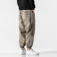 Beige Jogginghose mit Streifen, Herrenmode, lässig, Baumwolle, sportlich, bequem, Streetwear.