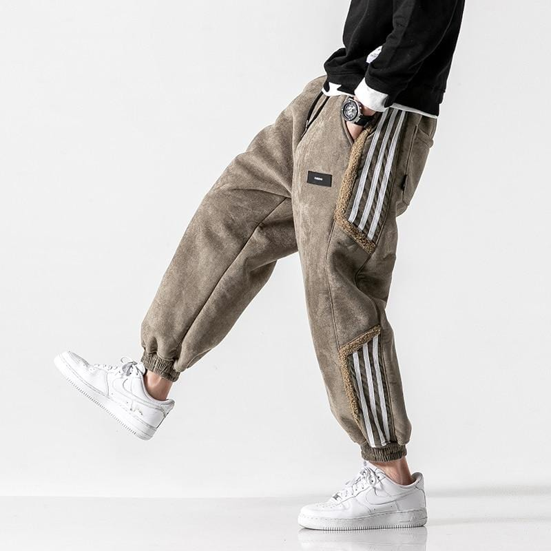 Graue Jogginghose mit weißen Streifen, Herrenmode, lässiger Stil, Streetwear, Sneaker.